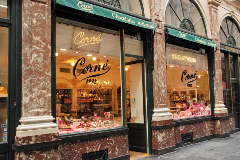 vitrine-BOUYON-min_chocolate_chocolaterie_shop_luxury_chic_gallery_brussels_belgium-558146